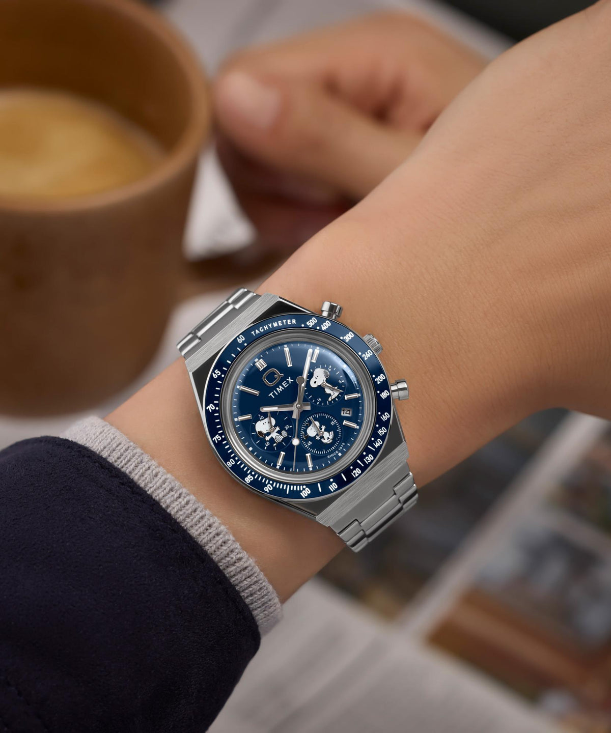 Men's steel chronograph quartz watch with blue dial and metal bracelet, Peanuts-style subdials