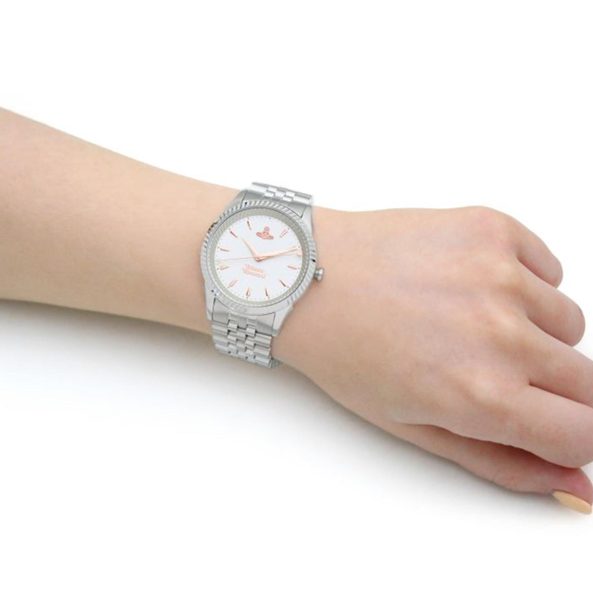 Quartz wristwatch on wrist: silver stainless bracelet, white dial with orange markers
