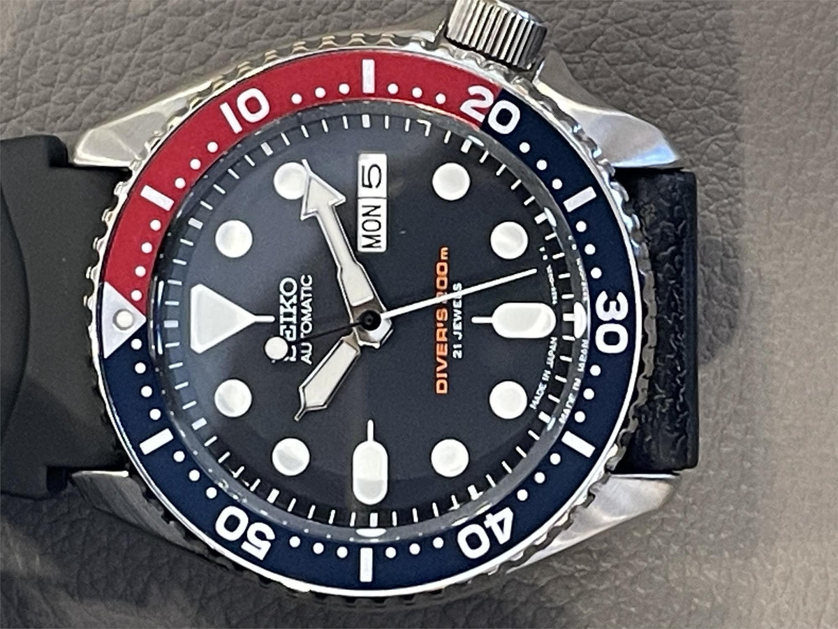Seiko Diver’s Pepsi Automatic Mens Watch SKX009J1, focusing on the position of the hands and the day-date window reading "MON 5".
