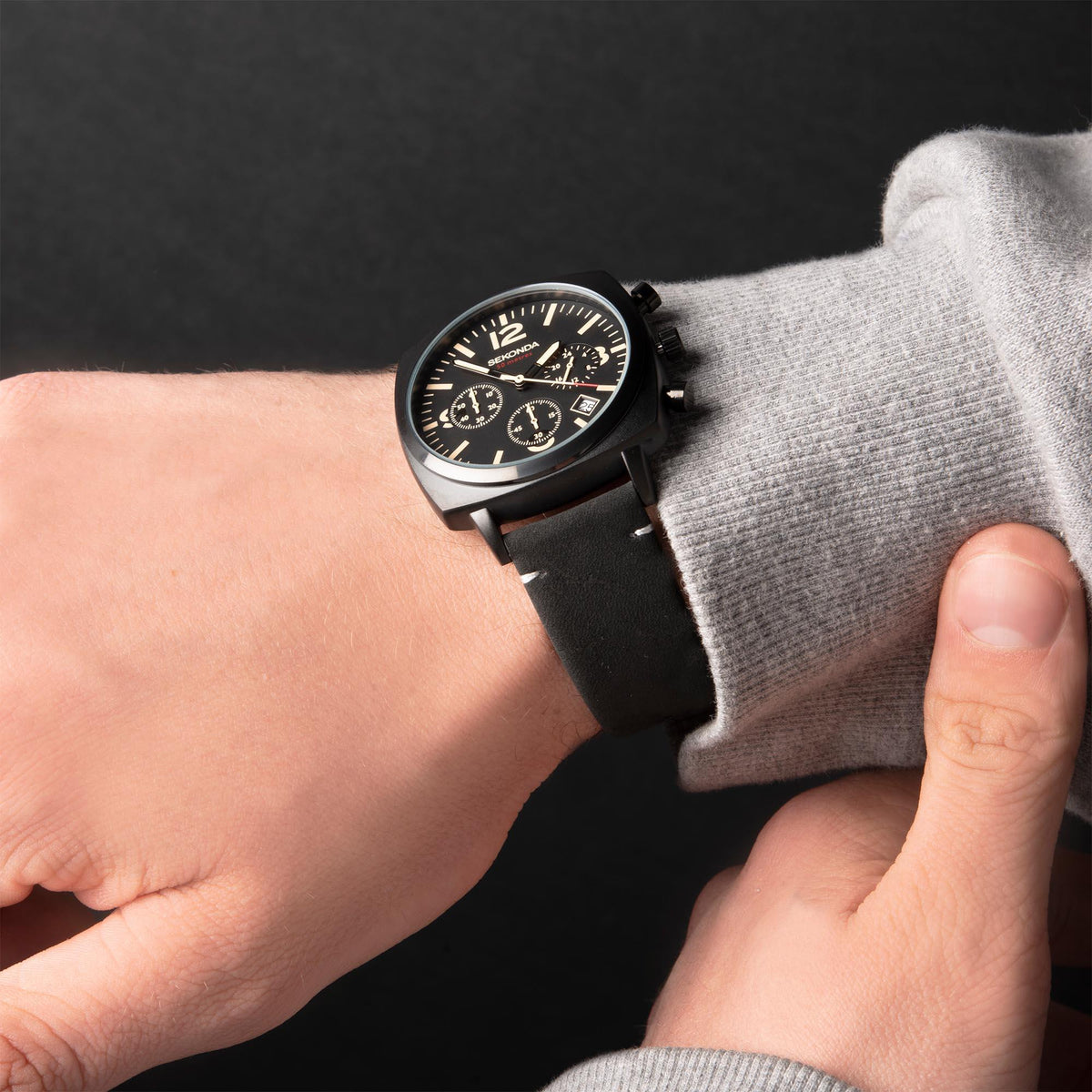 Men's quartz wristwatch with black dial and black fabric strap