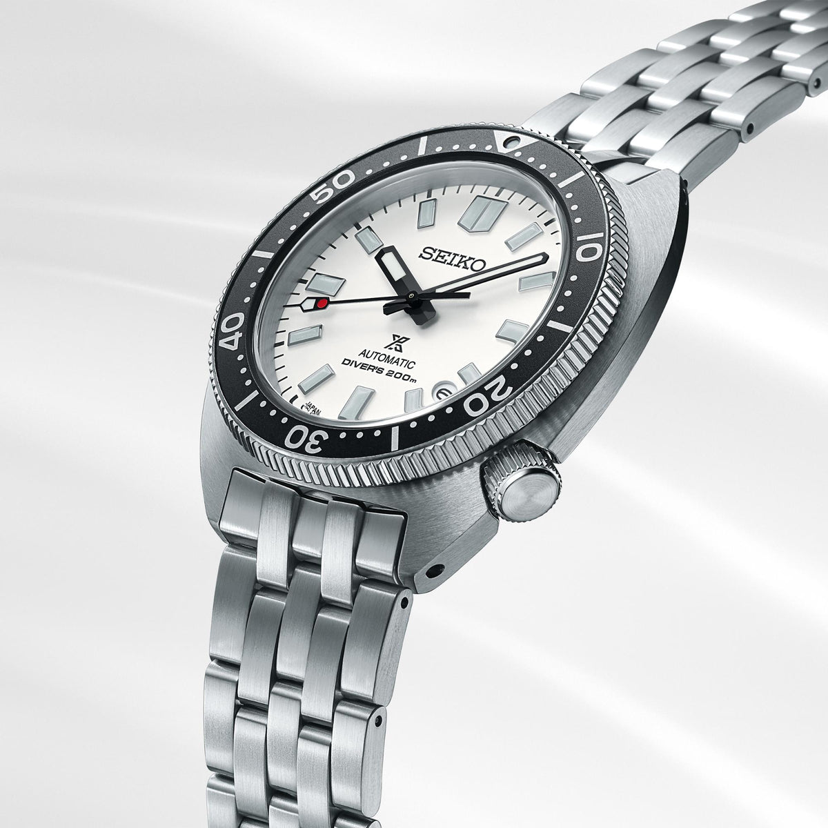 Seiko automatic diver watch, white dial with black bezel and steel bracelet, side view