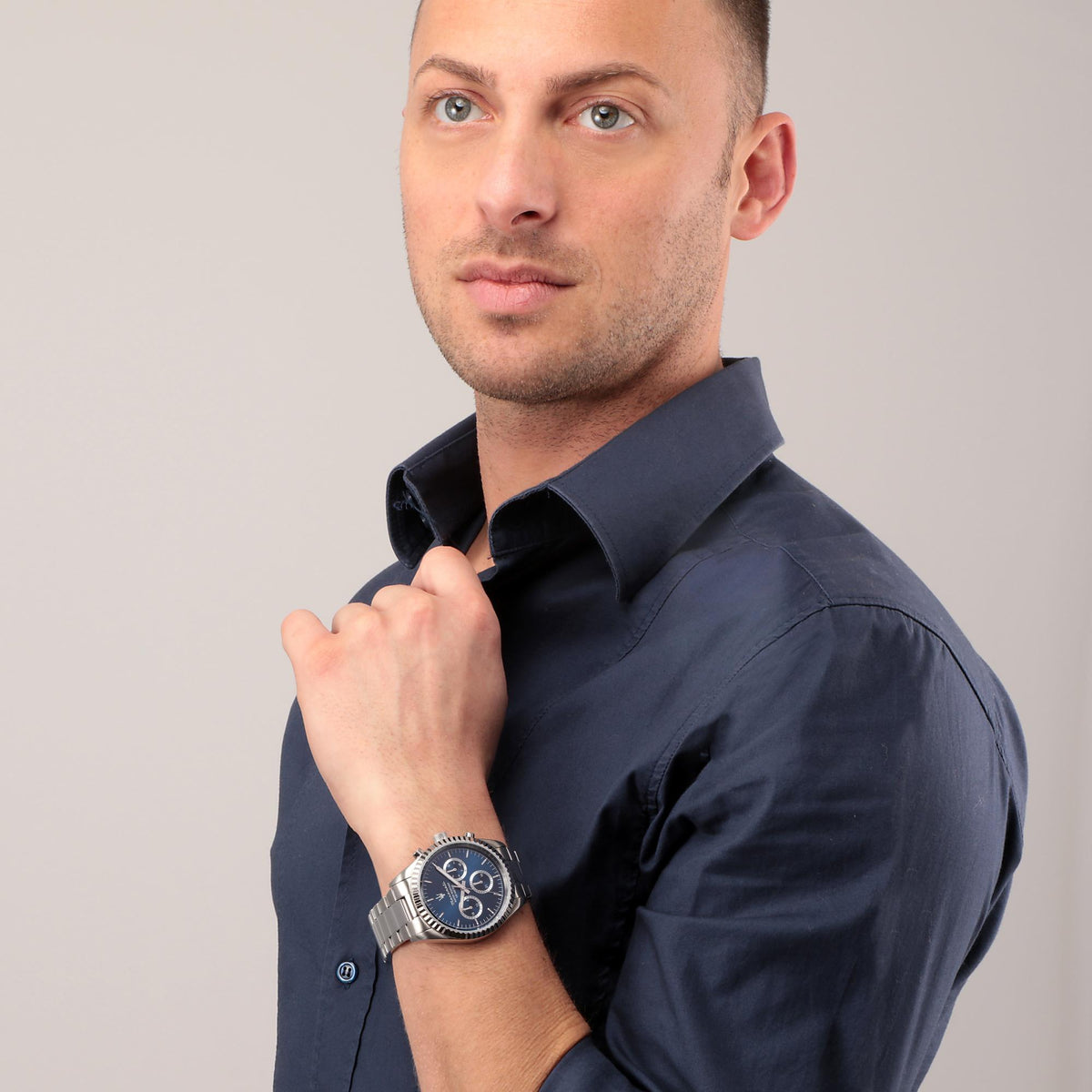 Men's blue chronograph watch with steel bracelet, round dial and crown