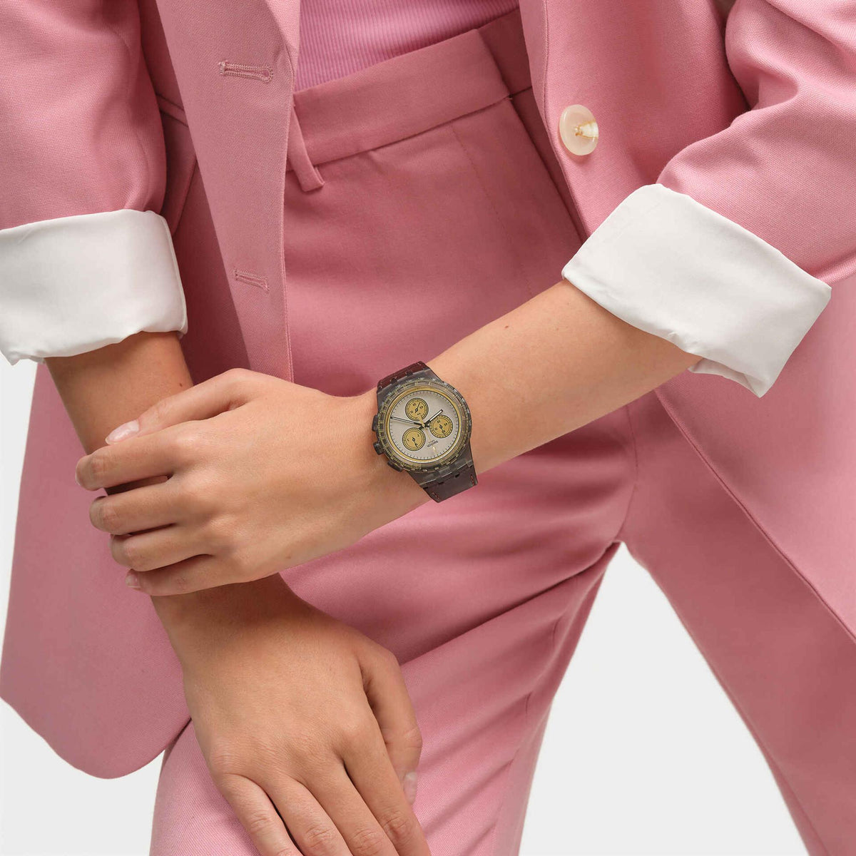 Men's watch with yellow-gold dial and dark brown leather strap on wrist
