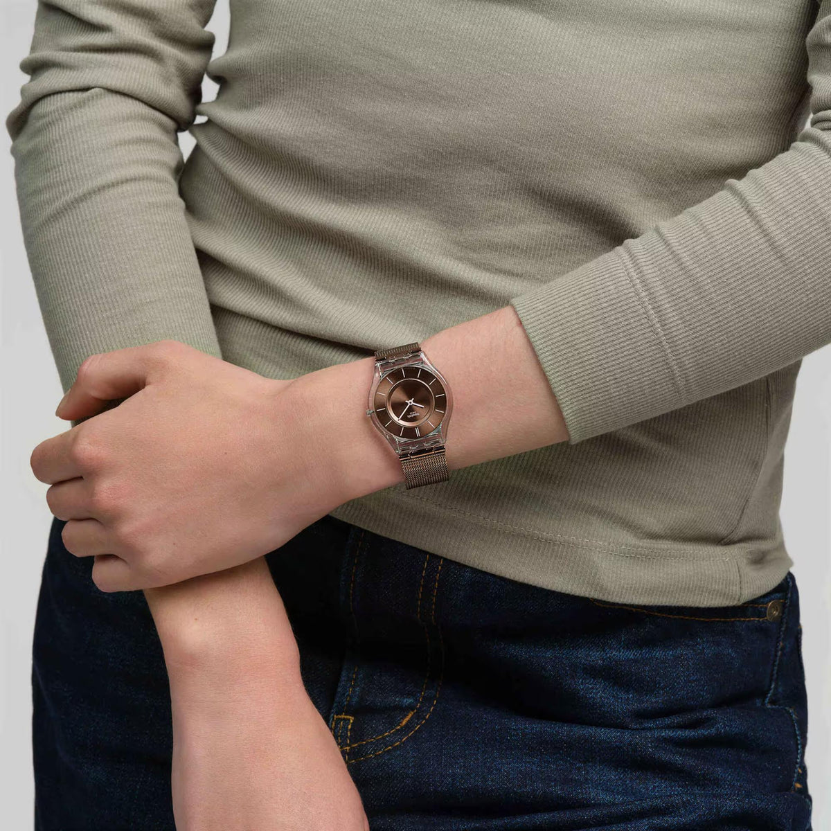 Men's quartz watch with brown dial and stainless steel mesh strap