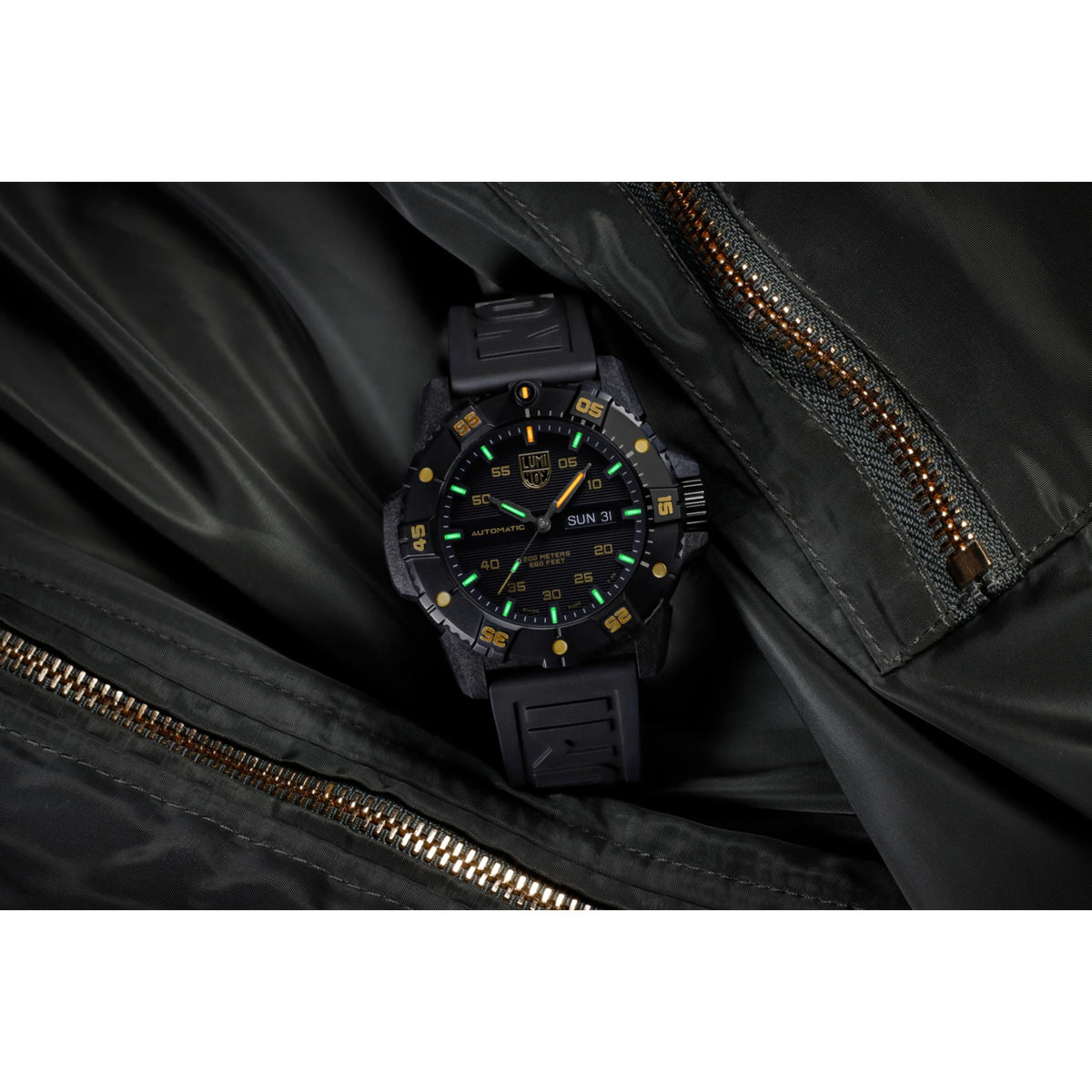 Men's automatic watch, black dial with yellow markers, black rubber strap