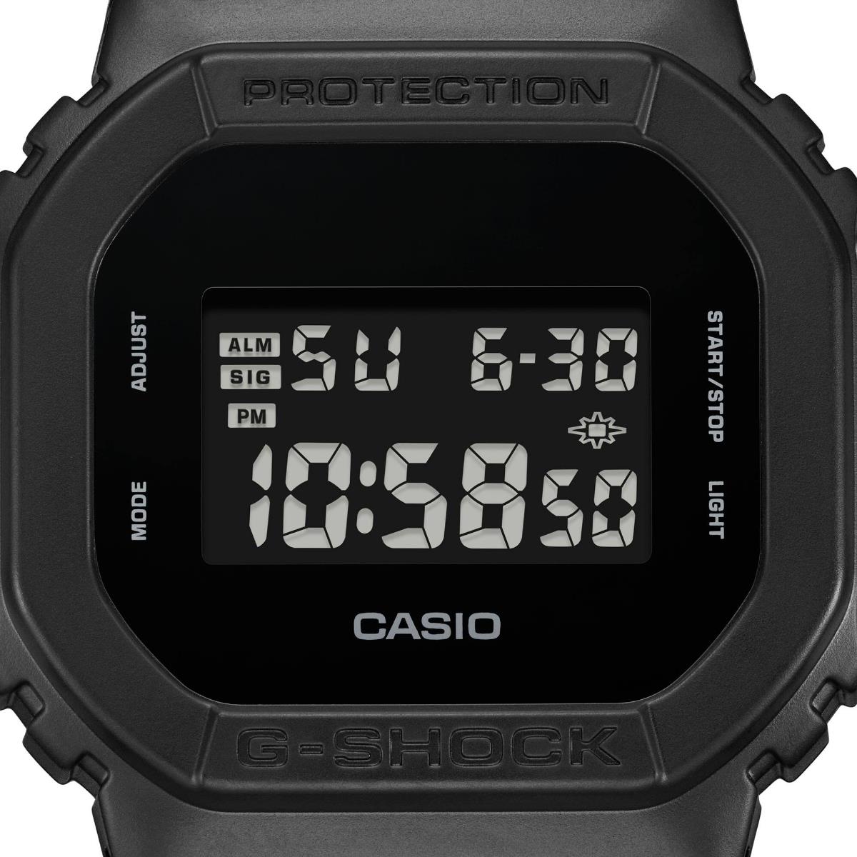Casio G-Shock 5600 Series DW-5600UBB-1ER negative LCD dial detail