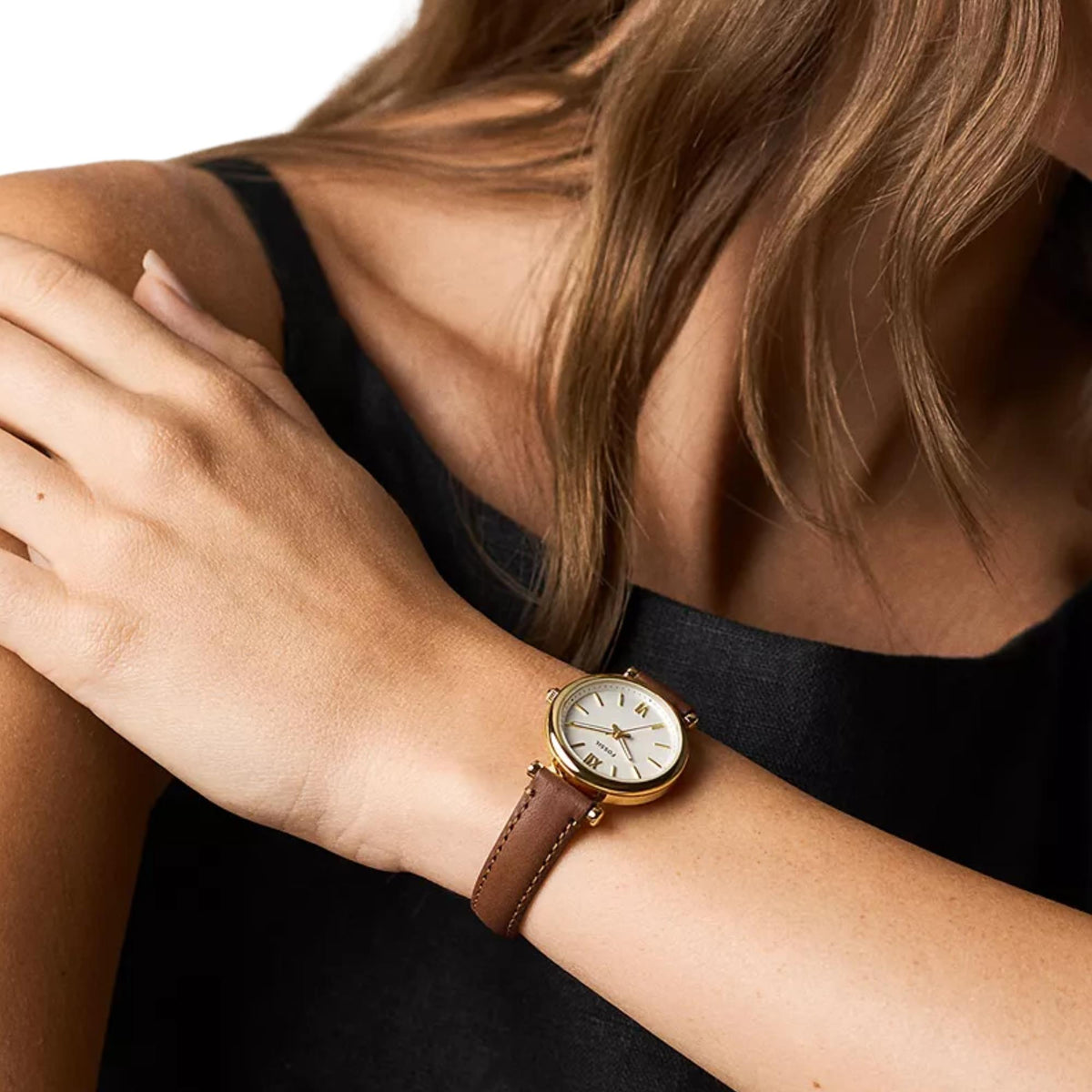 Fossil Carlie Mini ES5464 lifestyle shot of model wearing a 28mm ladies'quartz watch on wrist