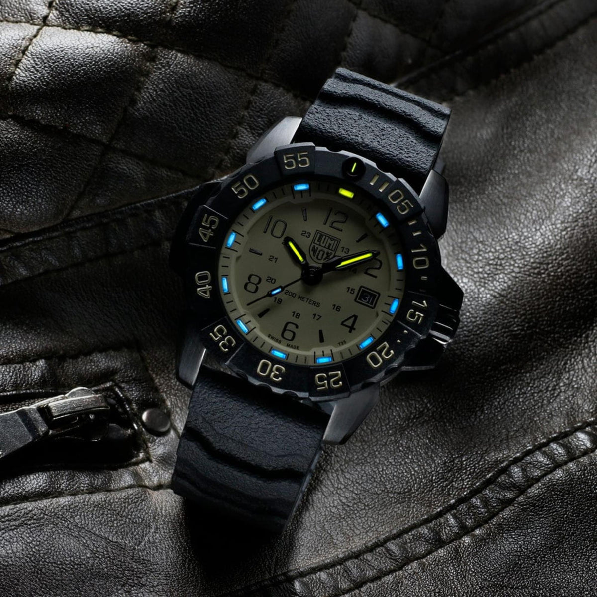 Mens quartz dive watch with sand dial and luminous markers, black rubber strap on leather