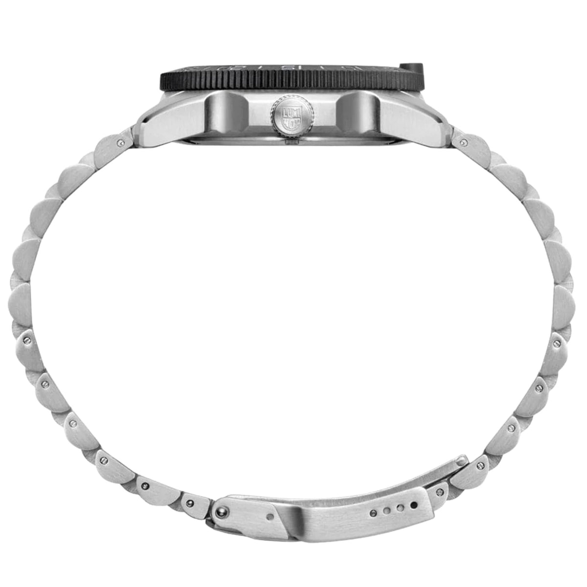 Luminox dive watch with steel bracelet, ridged bezel and crown