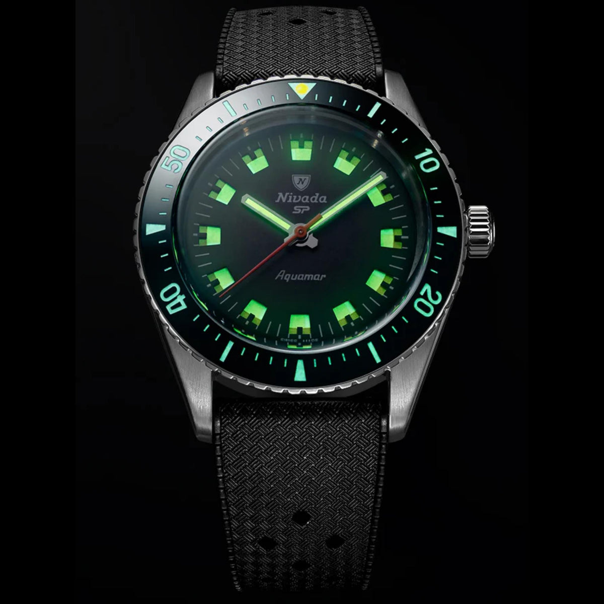 Nivada Grenchen Aquamar 32068A01 luminous dial dark view
