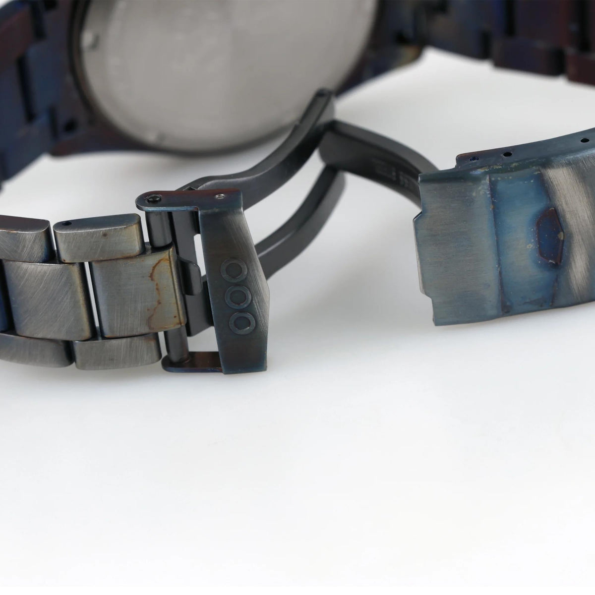 Men's quartz watch links and clasp with engraved 000 on dark steel bracelet