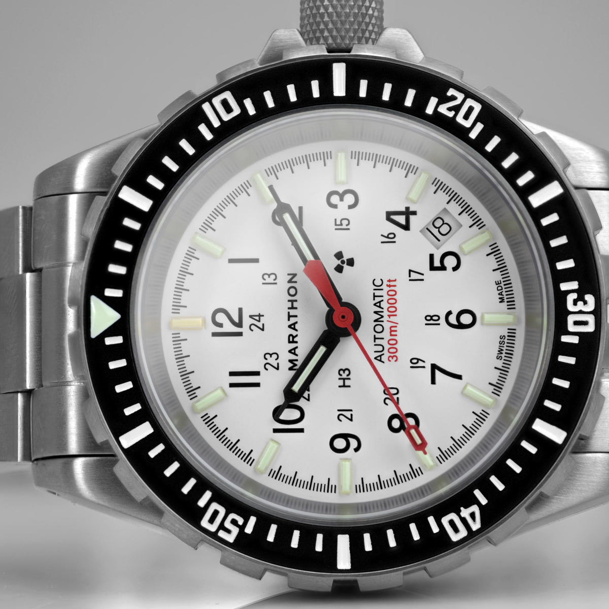 Marathon GSAR Arctic Edition WW194006SS-0513 automatic watch close-up displaying white dial and black rotating bezel