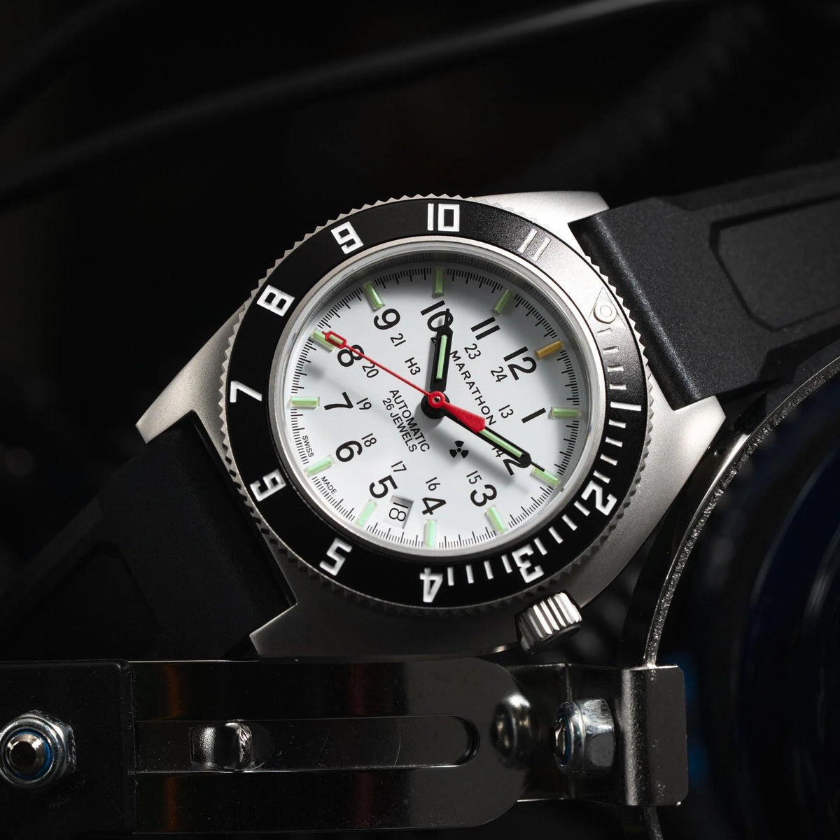 Marathon Navigator Arctic SSNAV-D WW194030SS-0530 watch macro shot showing white dial with red second hand and black bezel