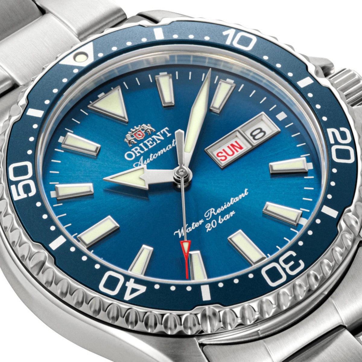 Screw-down crown and caseback detail on the Orient Mako Kamasu blue dial watch RA-AA0824L39B