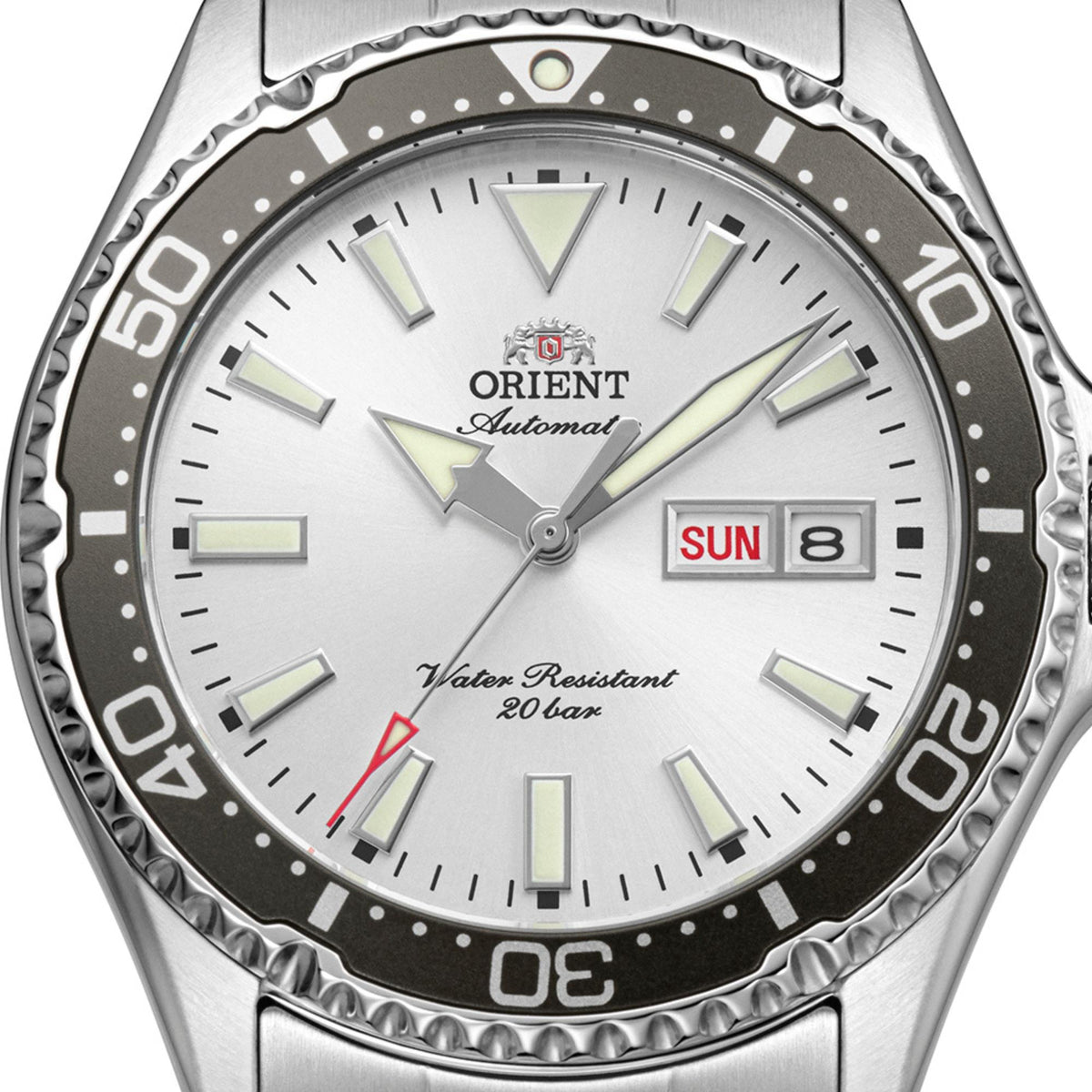 Macro shot of the white dial, hour markers, and hands on the Orient Mako Kamasu RA-AA0825S39B