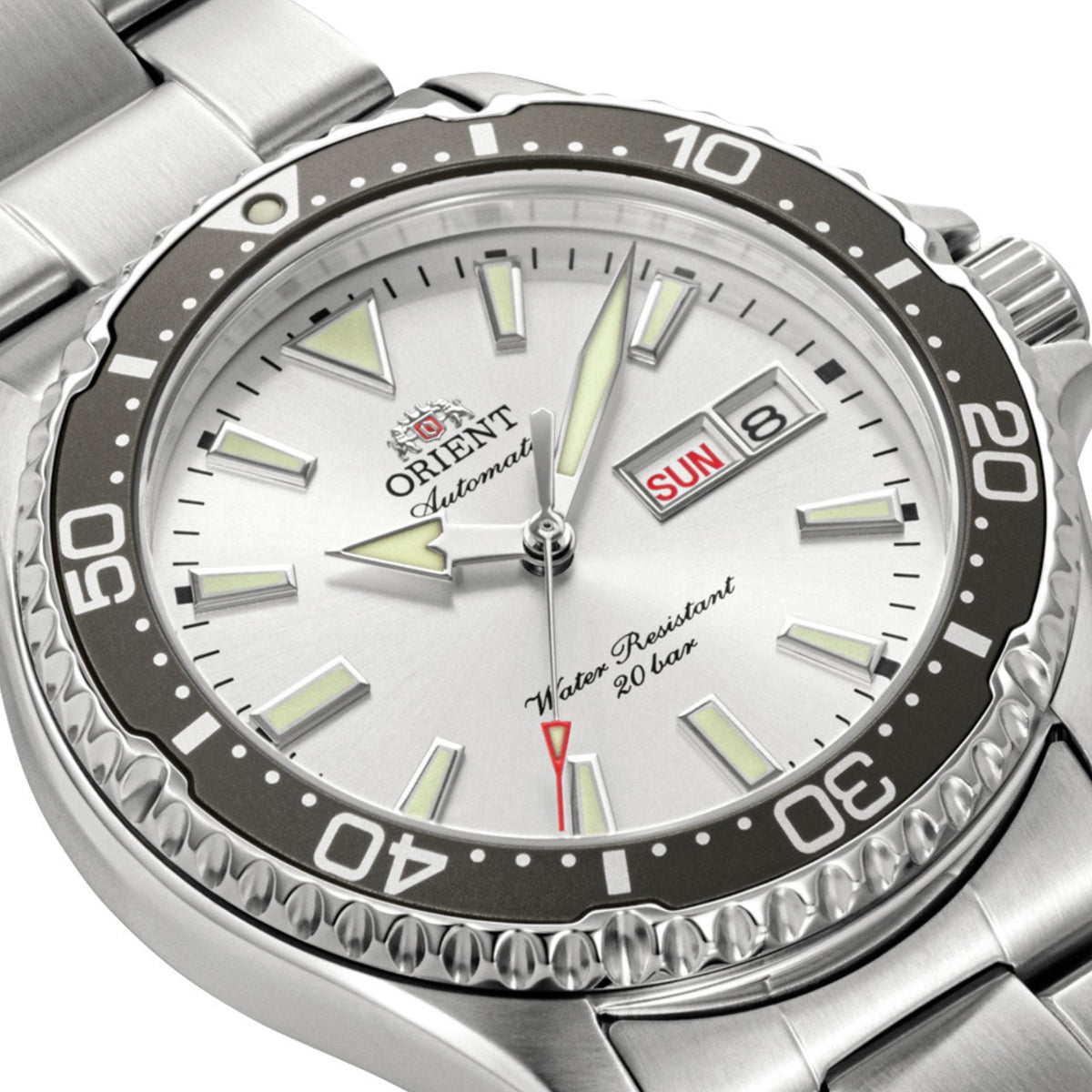 Screw-down crown and caseback detail on the Orient Mako Kamasu white dial watch RA-AA0825S39B