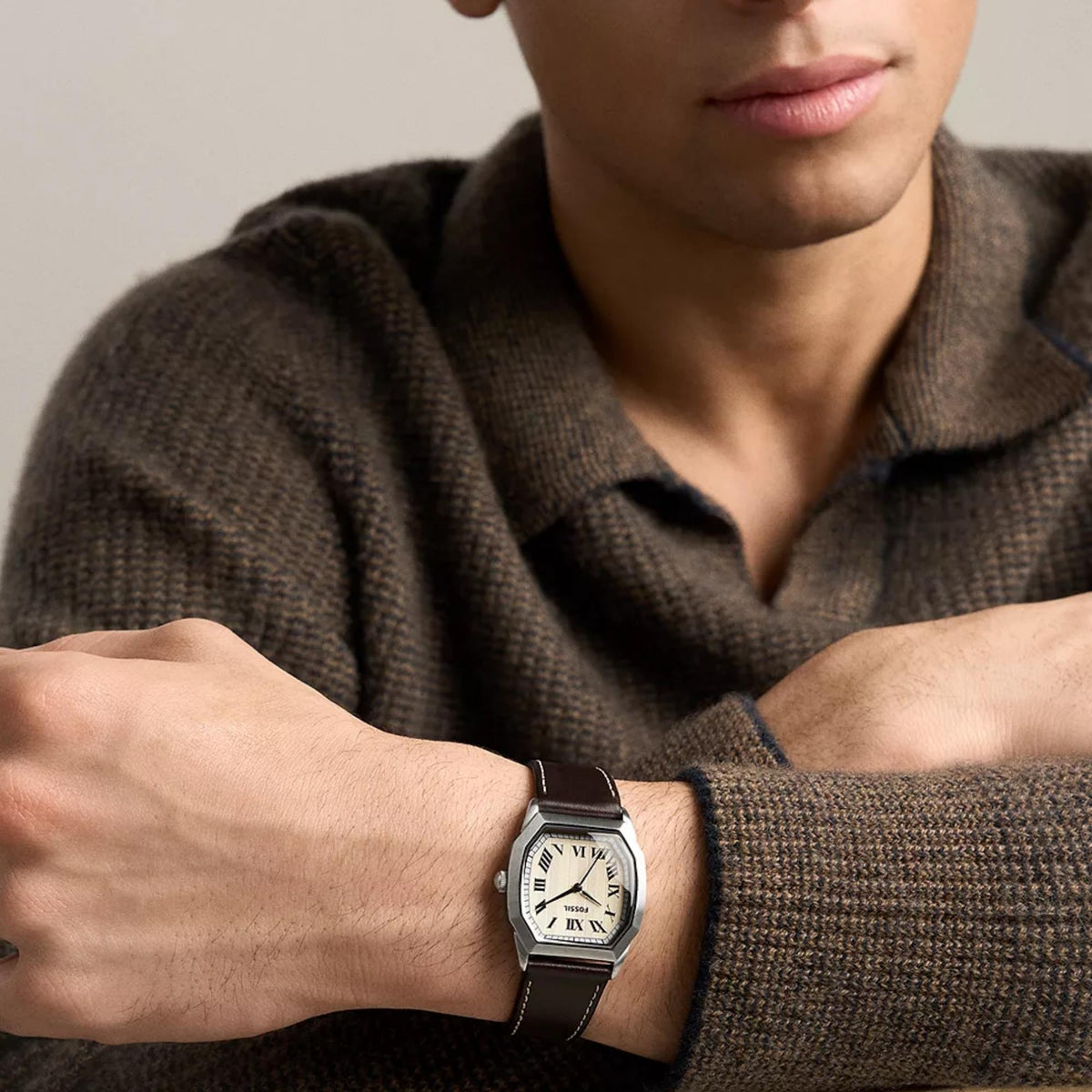 On-wrist view of the Fossil Harlow FS6214 quartz timepiece showcasing the cream dial, Roman numerals, and stainless steel case