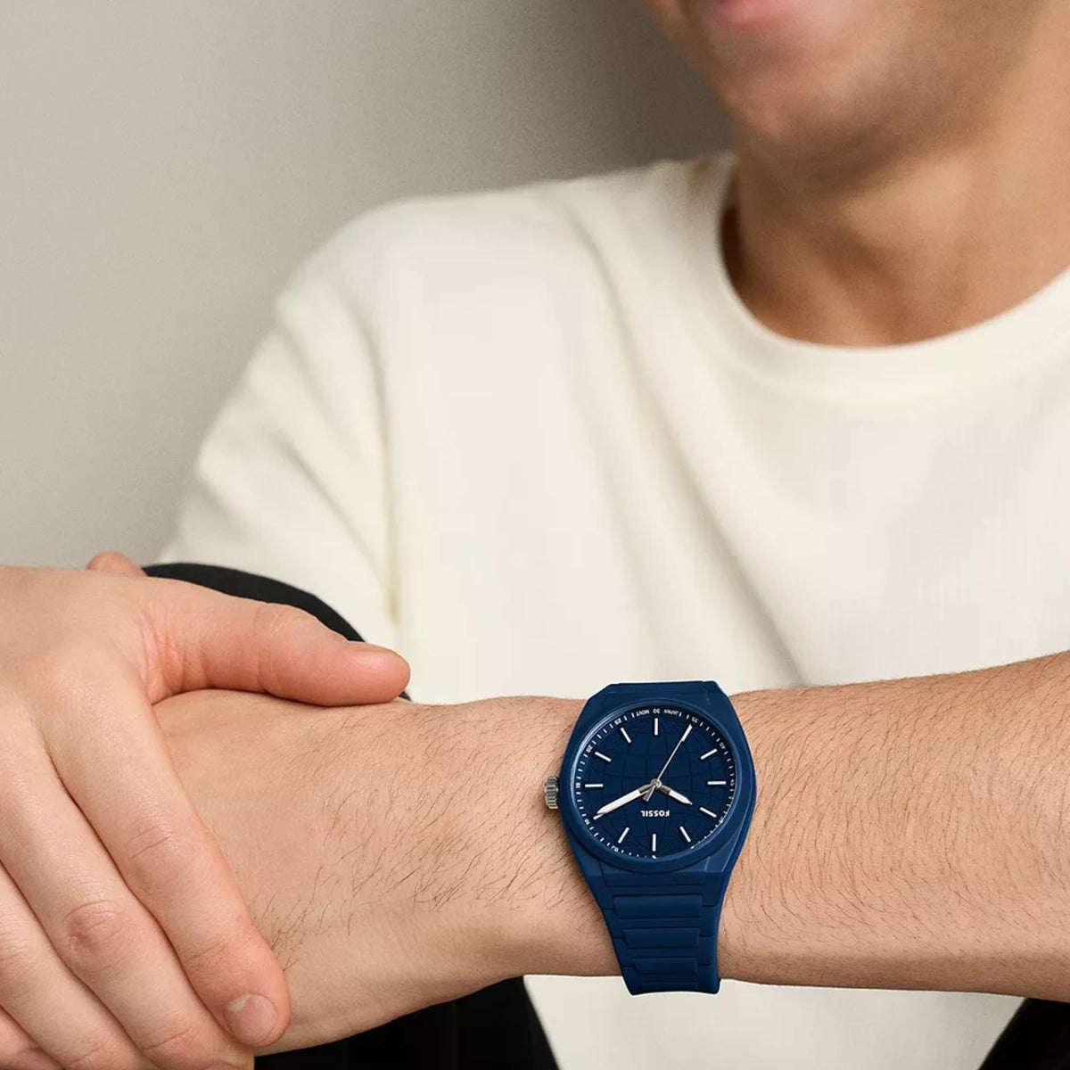 Fossil Everett FS6177 mens quartz timepiece on wrist showcasing blue dial and blue silicone band
