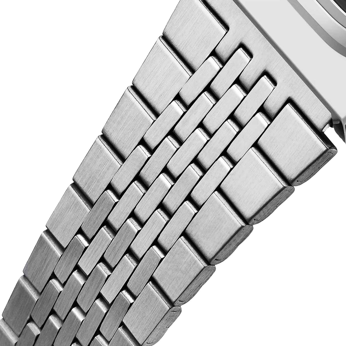 Casio Vintage A140WE-2AEF detailed view highlighting steel strap mesh link texture