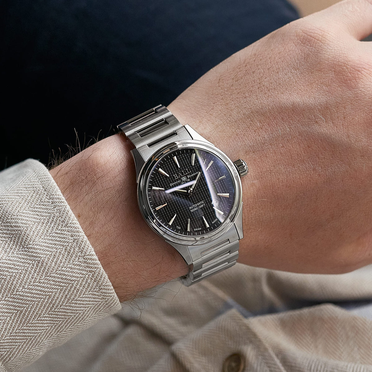 Men's automatic wristwatch with steel bracelet and black dial, silver hands and markers