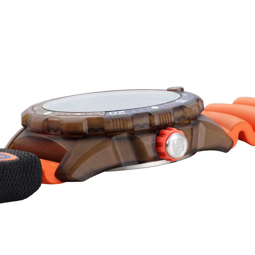 Men's quartz wristwatch with camo-style brown case, black dial, orange rubber strap